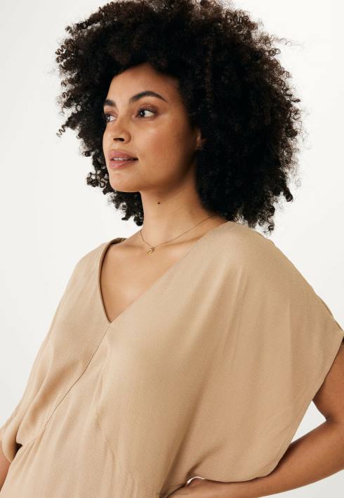 γυναίκες Mexx μακρύ φόρεμα με λαιμόκοψη με άμμο μανίκι μπεζ BR0F29